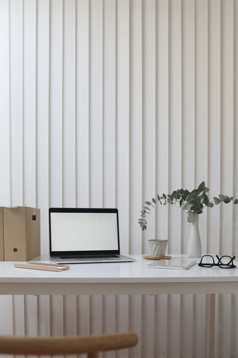 mesa oficina ordenador gafas planta