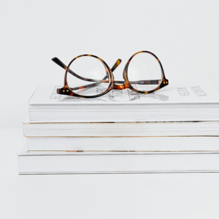 gafas y libros sobre mesa