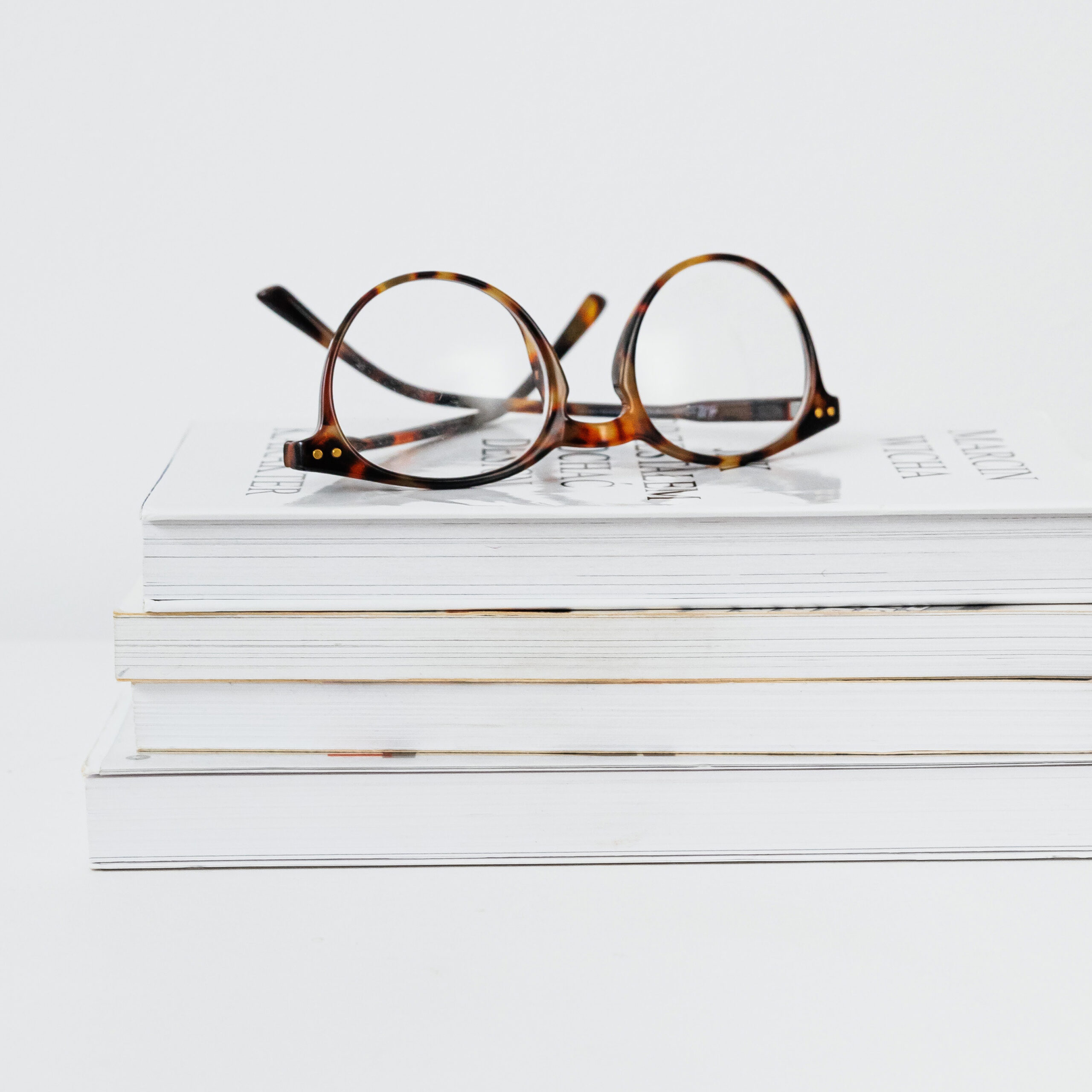 gafas y libros sobre mesa